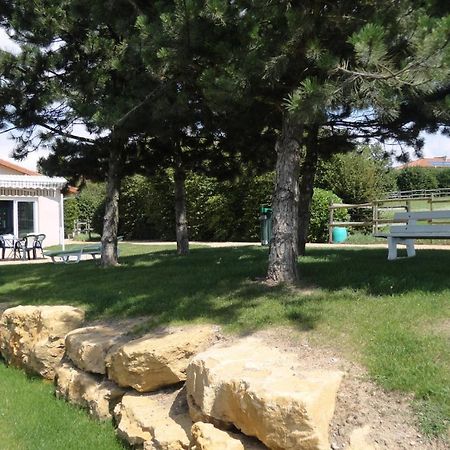 Hotel Le Chatard Sarcey Exterior foto